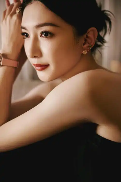 江疏影穿黑色抹胸裙露美背抹红唇优雅迷人