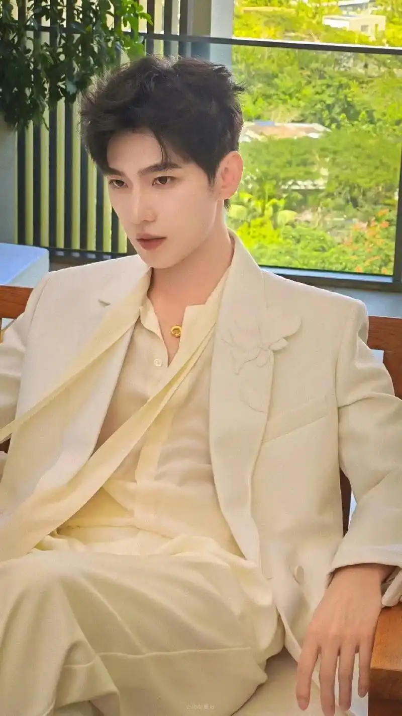 杨洋#向全世界安利杨洋 #完美侧颜杀 ,这气质好绝,帅,爱 - 抖音