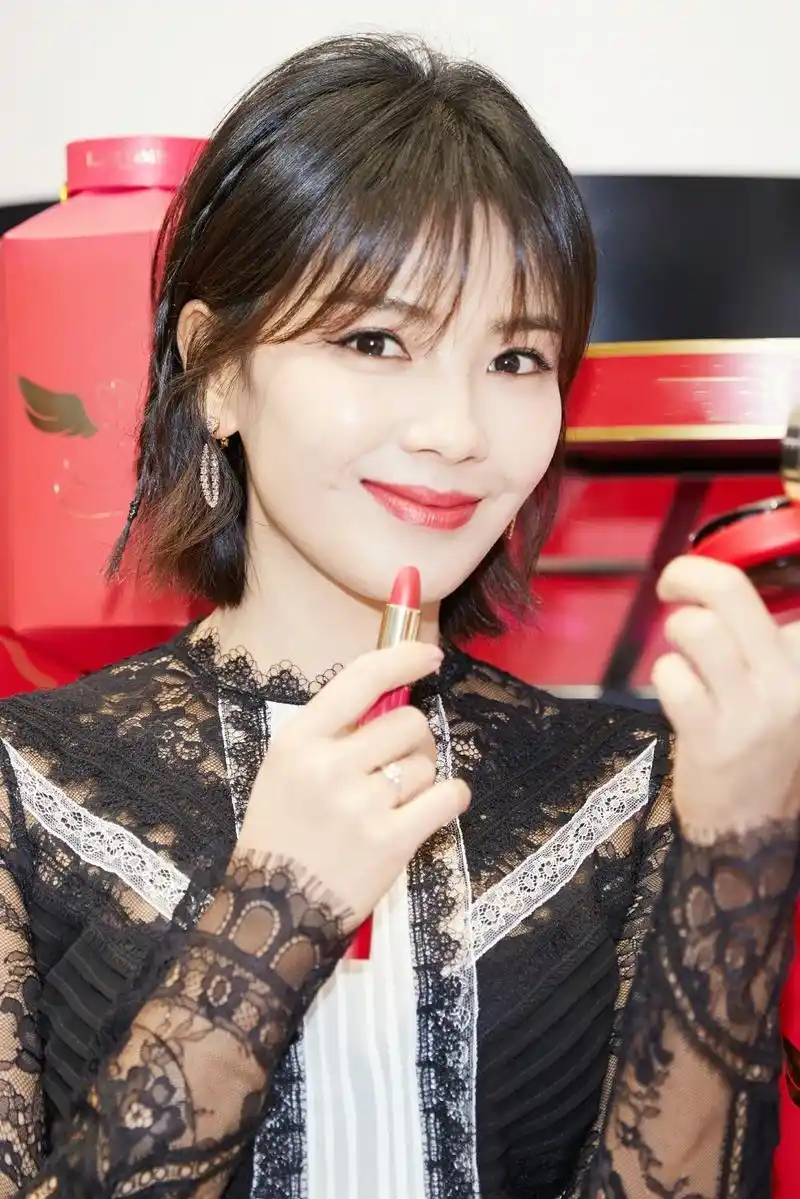 四十岁女人适合的发型:锁骨发减龄,长卷发有韵味,你喜欢哪个