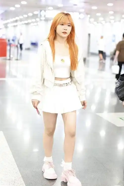 赖美云身穿白色拉链外套 百褶短裙 粉红色皮鞋可爱青春