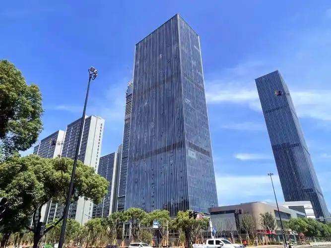 滨江万象城上方的商办物业吾悦广场周边,仅有新世纪商务楼比较成熟,云