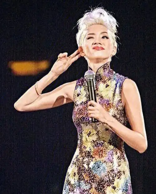 梅艳芳2002年8月16日梅姐与歌迷甜蜜互动