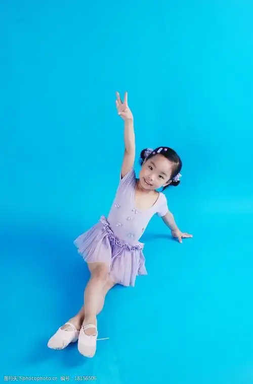 关键词:练功的女孩 小女孩 跳舞 舞蹈 儿童幼儿 人物图库 摄影 300dpi