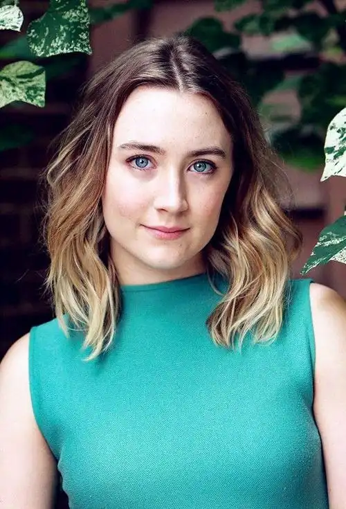 爱尔兰殿堂级美人,钻石蓝双眸俏皮五官,穿搭独立且风情不减