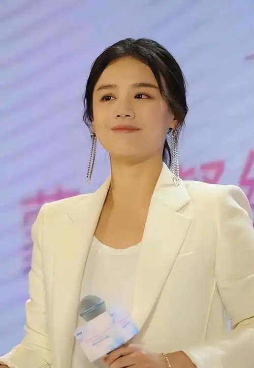 马思纯因体重问题而形象受损,然而她成功减重,这一显著的身材变化引起