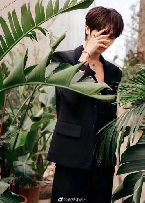 林彦俊黑白西装随拍