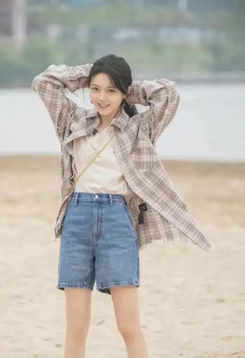 赵今麦《花少4》露营穿格纹衬衫内搭开叉背心与短裤,可盐可甜_网易
