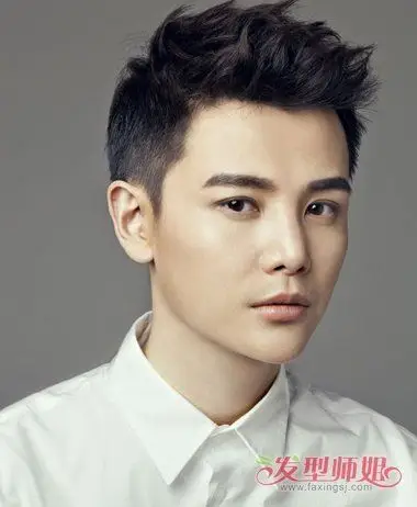 短碎发男生帅气发型 男生碎发层次两边推