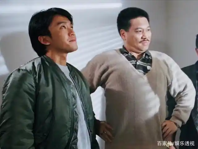 周星驰现身吴孟达灵堂悼念,58岁已头发全白,神情悲伤眼圈泛红