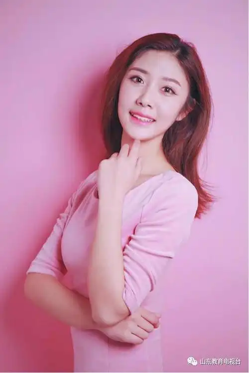 山东教育卫视新晋花旦主持.她是徐冉,她言谈举止如和风细细.