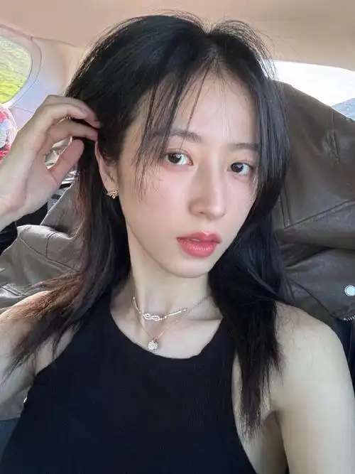 阳光下的周雨彤自拍##周雨彤比耶素颜自拍