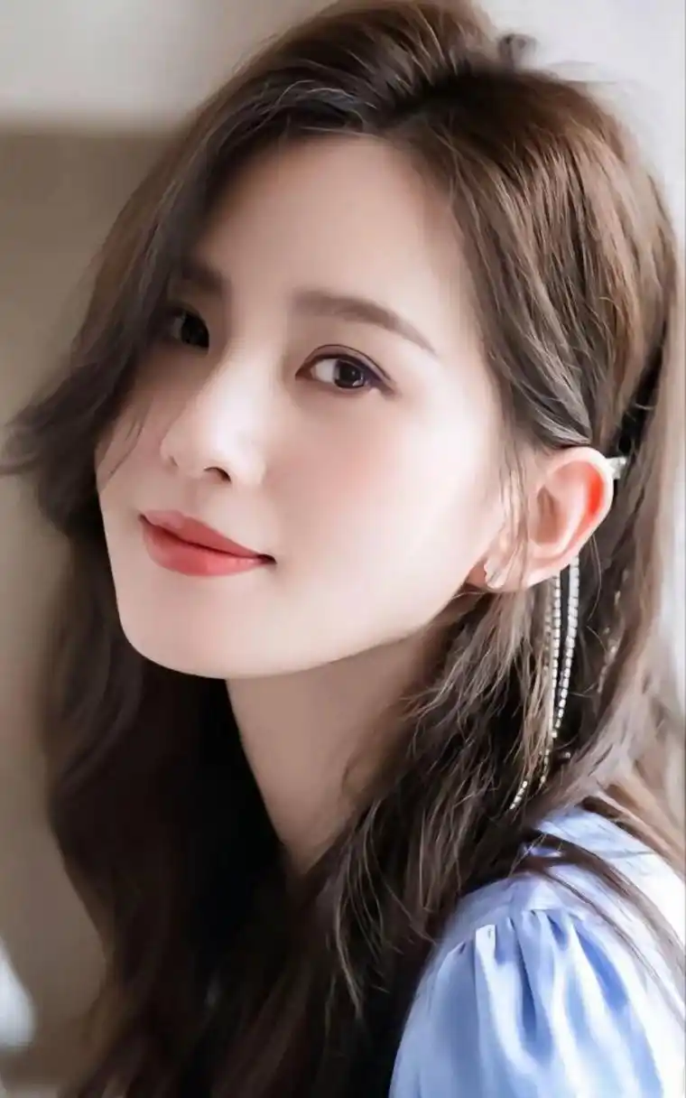 刘诗诗(原名刘诗施),1987年3月10日出生于北京市,中国内地影视女演员