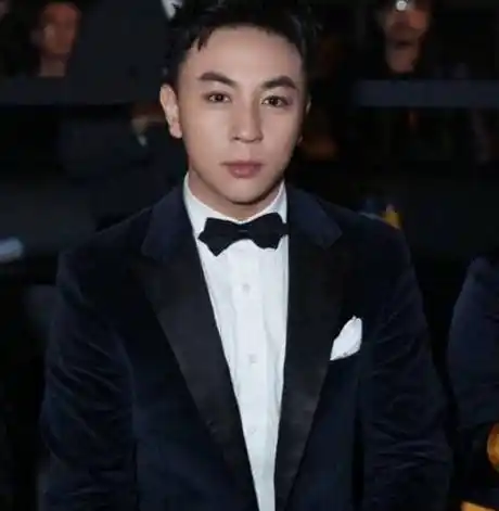 童星出道现在却无戏可拍,但平时出门都开豪车,走进释小龙的豪宅_白色