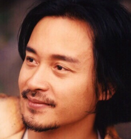 明星的中分:张国荣经典,易烊千玺复古经典,而他的中分帅