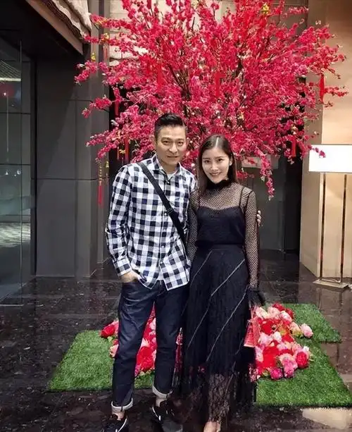 朱丽倩舅舅庆生刘德华小姨子穿绿裙抢镜陈志远两儿子超帅气