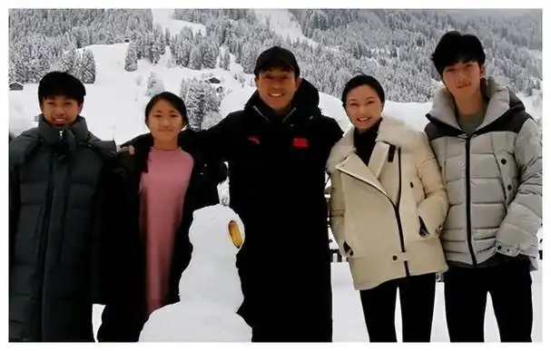 张艺谋老婆的绝佳搭配与婆婆继女同框朴素打扮不抢风头