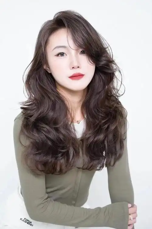 发型不论怎么整,最美还是全头烫,蓬松时尚显气质