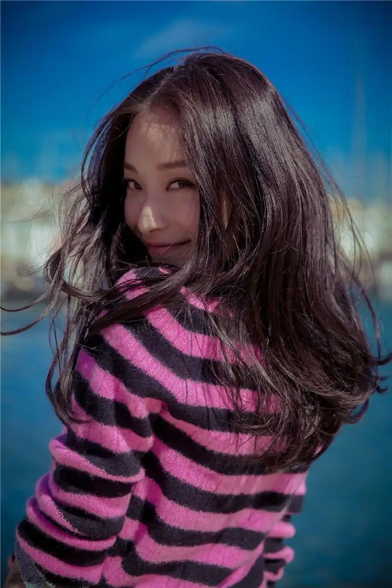 组图:倪妮戛纳清新街拍 童心未泯玩旋转木马_高清图集_新浪网