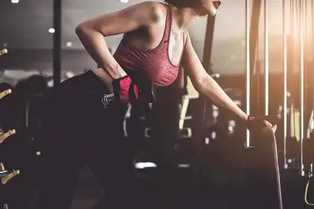 人像适合时间段有吸引力的适合妇女锻炼哑铃在健身房健身.