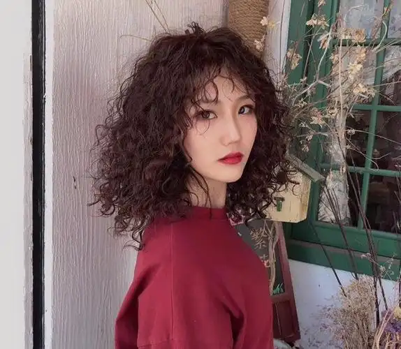 齐耳短发烫小卷好看吗 洋气还瘦脸的小卷短发你值得拥有