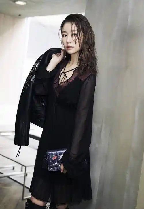 林心如即使在生活中穿搭也非常时尚,丝毫不马虎.