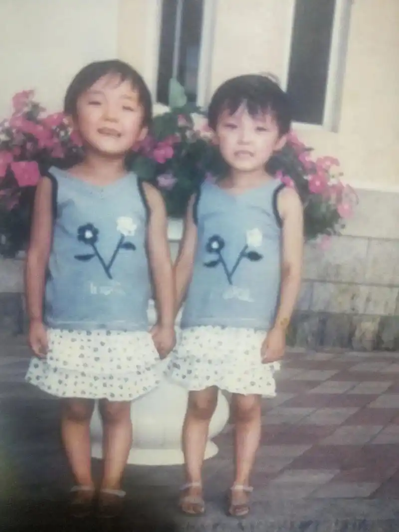 翻到两张以前的照片,原来小时候就这么爱笑啊哈哈哈哈.