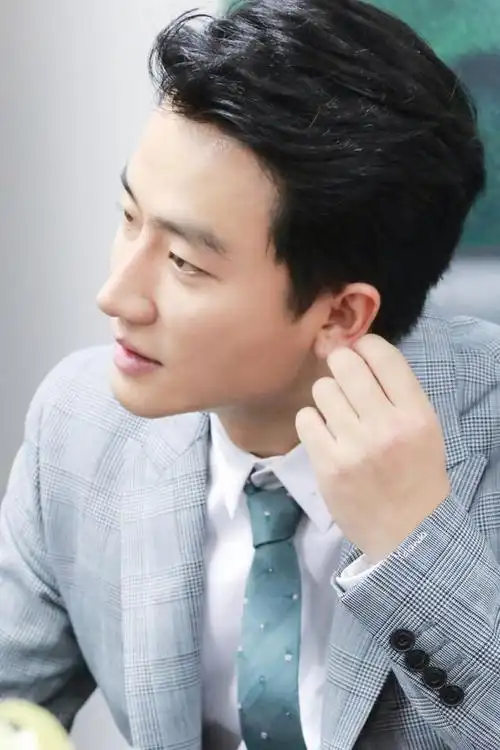 黄轩虽然不算是大帅哥,但侧脸轮廓很完美,难怪成为大导演的宠儿.