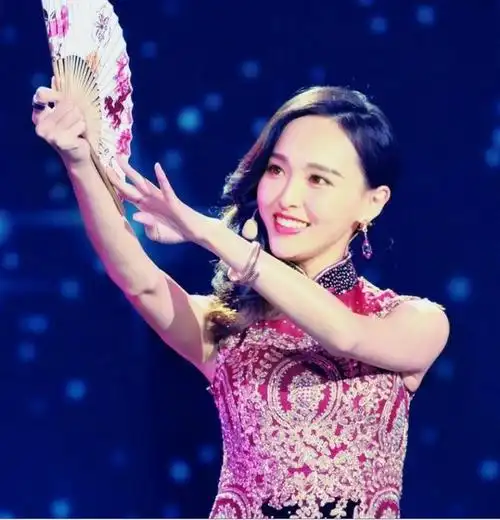 唐嫣身穿红色旗袍展露完美身材优雅大气网友美成画中人