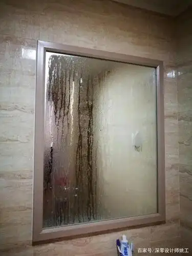 没办法,经济实力有限且懒得换镜子的我,最后只能想尽办法解决浴室镜面