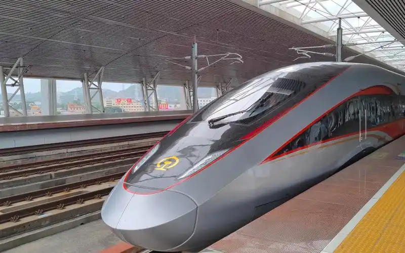 g6581动感号与g6338智能动车组cr400bf-z进虎门站