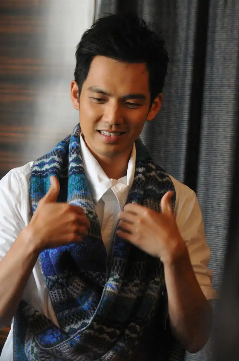 这个时期的钟汉良还是黑胖黑胖的哈哈哈