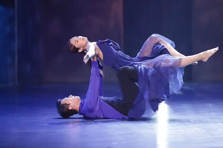 娱乐 电视 >>正文     《新舞林大会》首期节目中,明星选手们上台前第