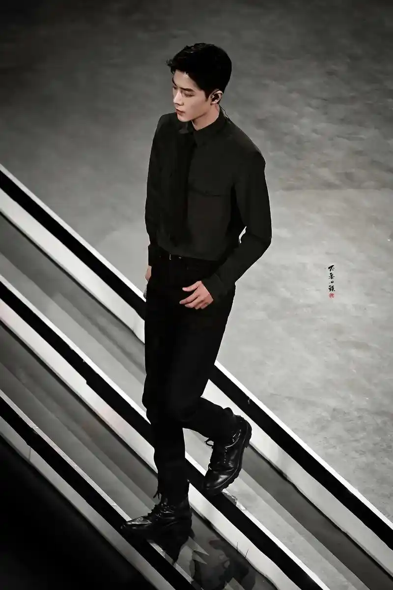 最不怕照全身照 & 最不缺全身照的男人#肖战# - 抖音