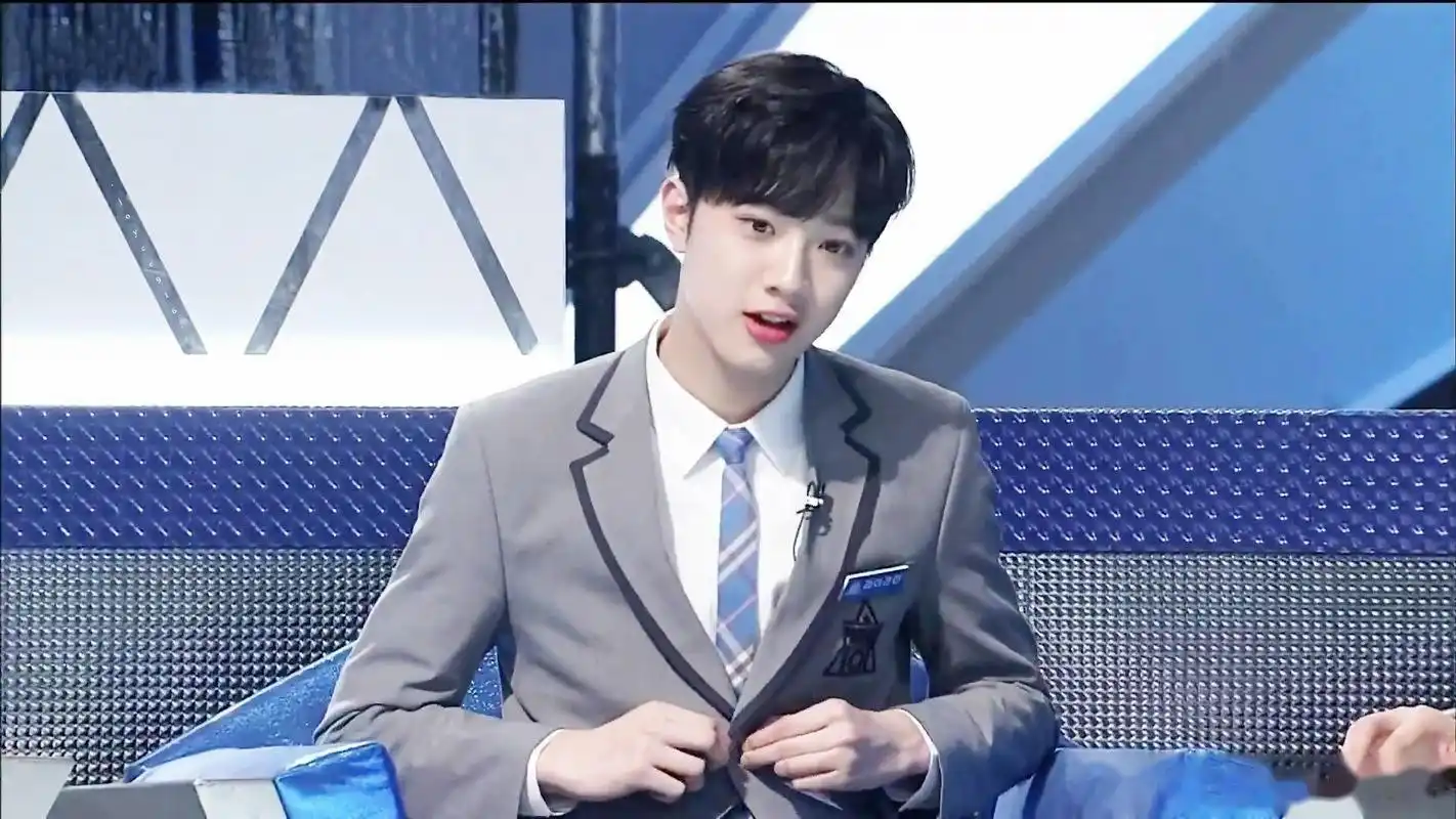 赖冠霖校服照,当初就是穿着校服出道的啊!