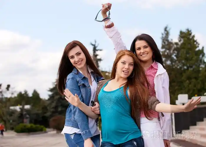 肖像快乐年轻有吸引力的女朋友