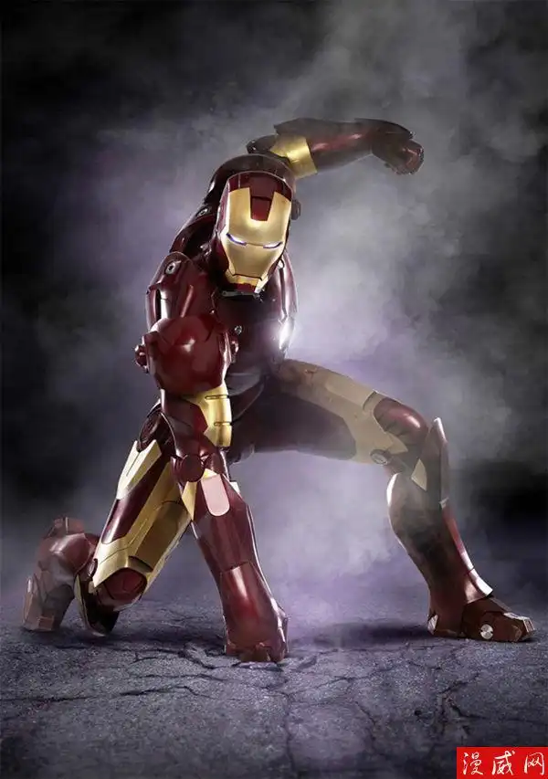 在真人电影《钢铁侠》中,托尼就是穿着马克3装甲去打击恐怖分子.