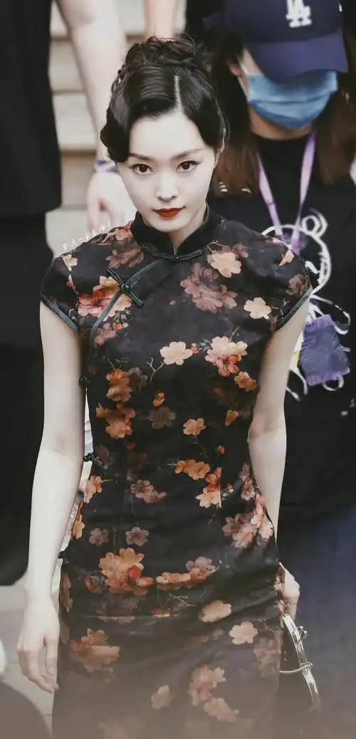 然而,她在电视剧《伪装者》中所呈现的旗袍形象却让人无法抗拒,仿佛