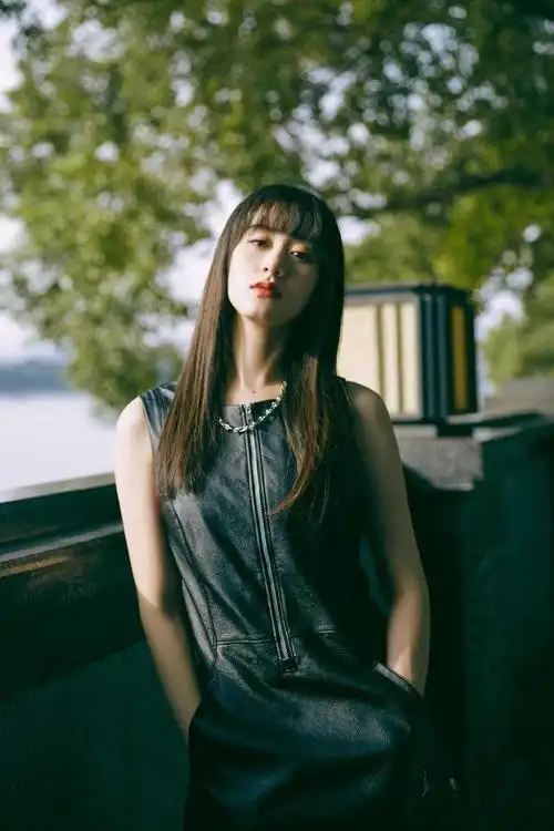 袁冰妍乖乖女走狂野风黑色背心皮裙配黑色高帮运动鞋又飒又美