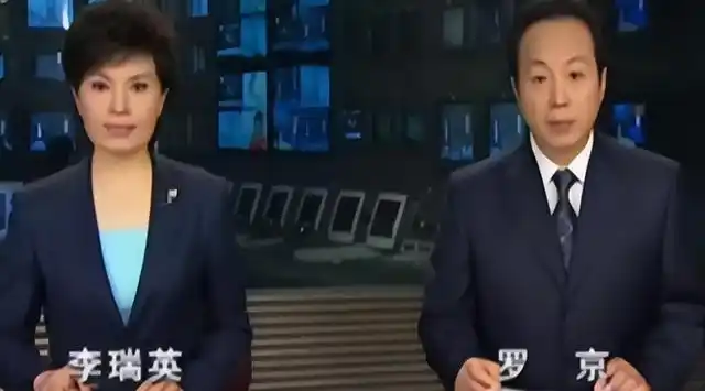 台里的同事评价罗京直播《新闻联播》时的样子:"眼睛盯着提词器,嘴里