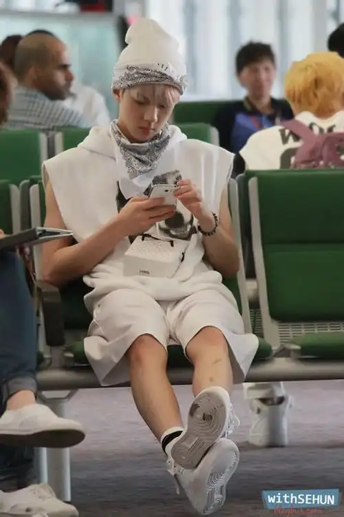 求exo成员吴世勋(奶包)的玩手机的图片,坐在凳子上的,如下图,求再找