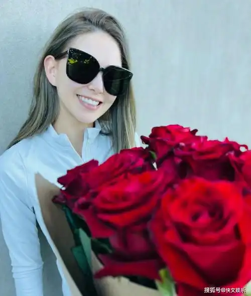 周杰伦陪妻子打球过情人节!昆凌身材好颜值高,不像生