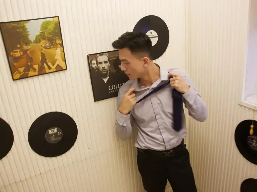 扯领带的拍照91方式也可以很帅,一个墙角就足够发挥9090# - 抖