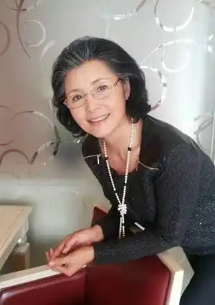 演红牡丹走红,因患病丈夫为她一夜白头,今63岁气质胜过刘晓庆