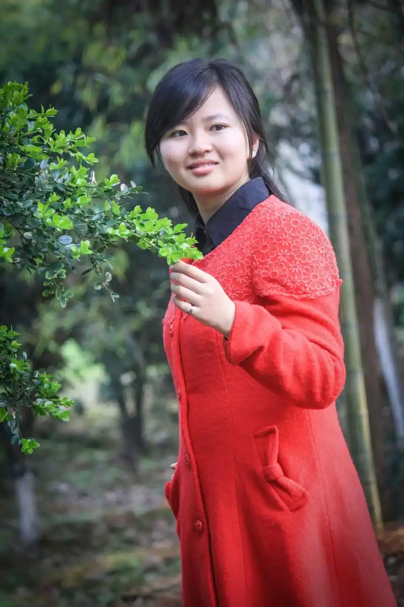 人像摄影:公园里的红衣姑娘