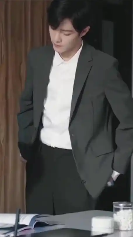 好喜欢这个插兜 这个男人做任何动作都是这么的帅气xz|肖战_新浪新闻