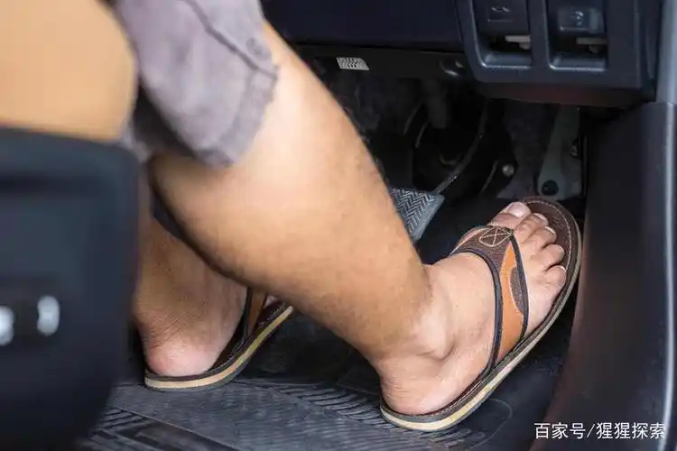 与此同时,你也不能赤脚开车或穿着一双人字拖.