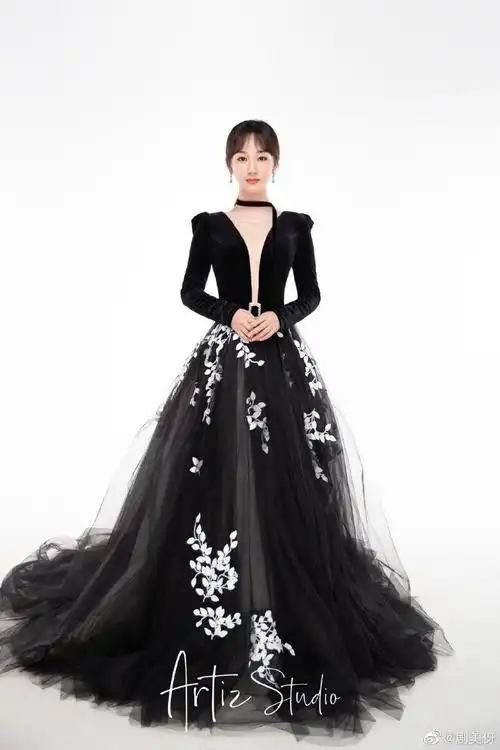 啊啊啊啊啊啊艺匠拍的三次杨紫婚纱造型看一次爱一次,时尚表现力太绝