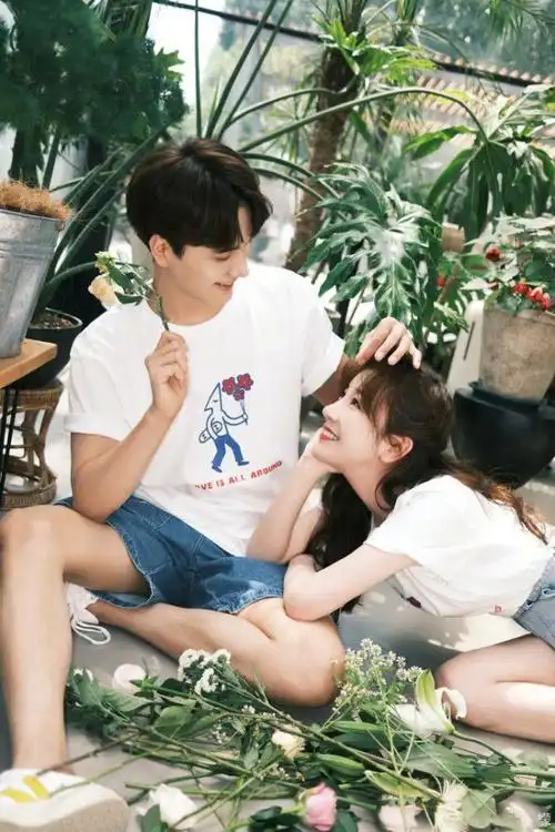 快原地结婚张檬晒与小五合照秀恩爱两人穿情侣装亲密拥吻甜齁