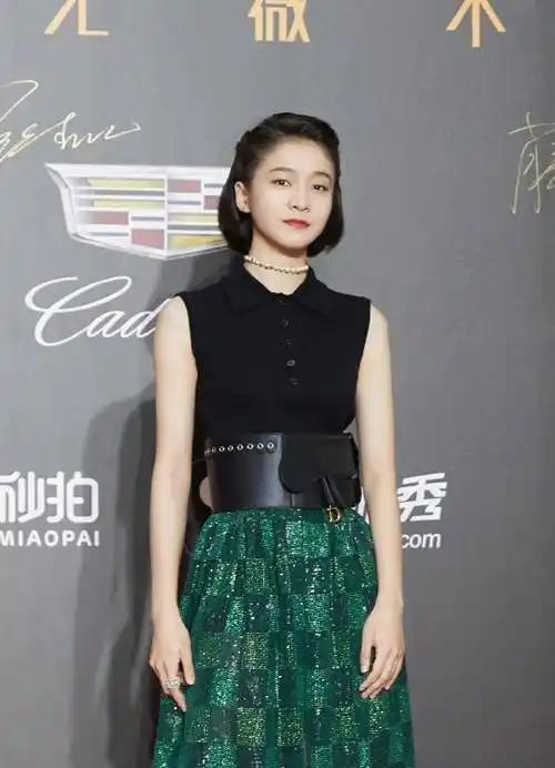 张雪迎剪掉10年长发,波波头搭配黑色衬衫绿色半身裙,时髦大气_造型