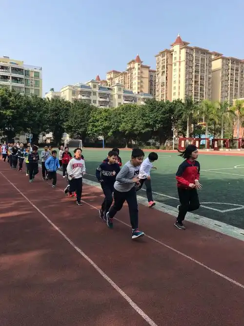 这节课是张智锋老师的体育课.孩子们先绕体育场慢跑两圈.